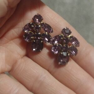 VINTAGE 60s PRONG SET PURPLE RHINESTONE SCREWBACK 1" EARRINGS